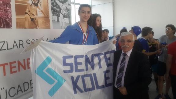 Sentez Anadolu Lisesi 11. Sınıf öğrencimiz Ebrar TECİM başarılılarına yenisini ekledi.