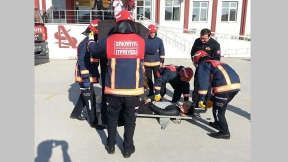  İlçemiz Serdivan Anadolu Lisesi´nde Büyükşehir Belediyesinin Katkılarıyla Yapılan Yangın Söndürme Tatbikatı