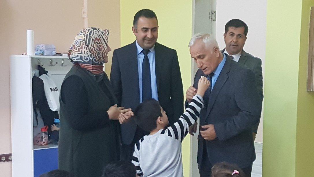 İlçe Miili Eğitim Müdürü Ali DERE Okul Ziyaretlerine Mehmet Demir İlkokulunu Ziyaret Ederek Devam Etti