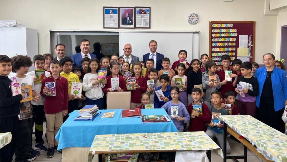 Müdürümüzden Mehmet Demir İlkokulu 4/E Sınıfına Kitap Hediyesi