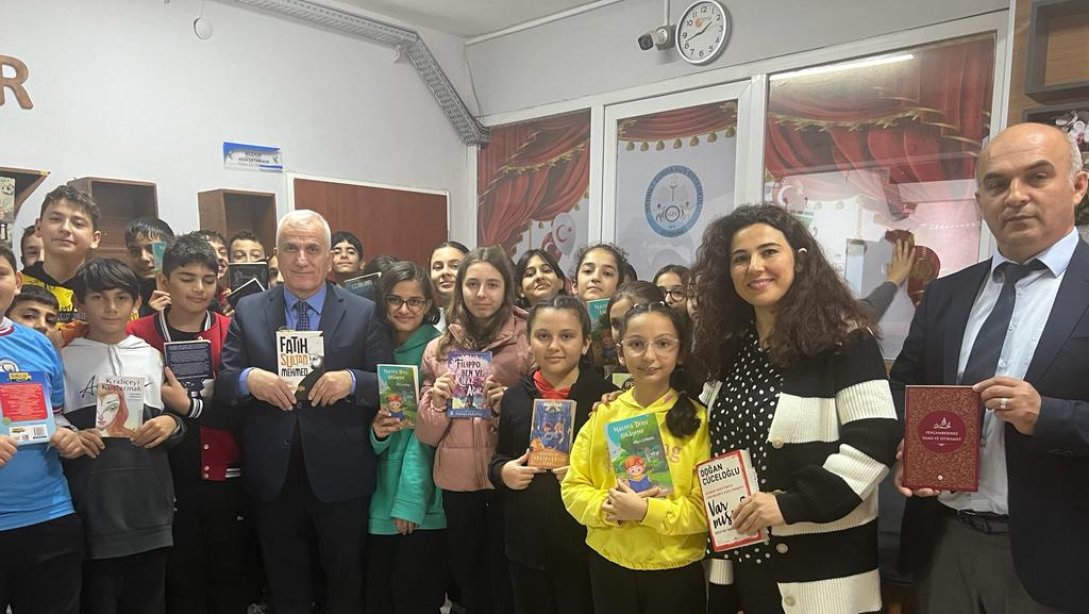 Müdürümüzden Mehmet Zumra Kuş Ortaokulu Kütüphanesine Kitap Hediyesi